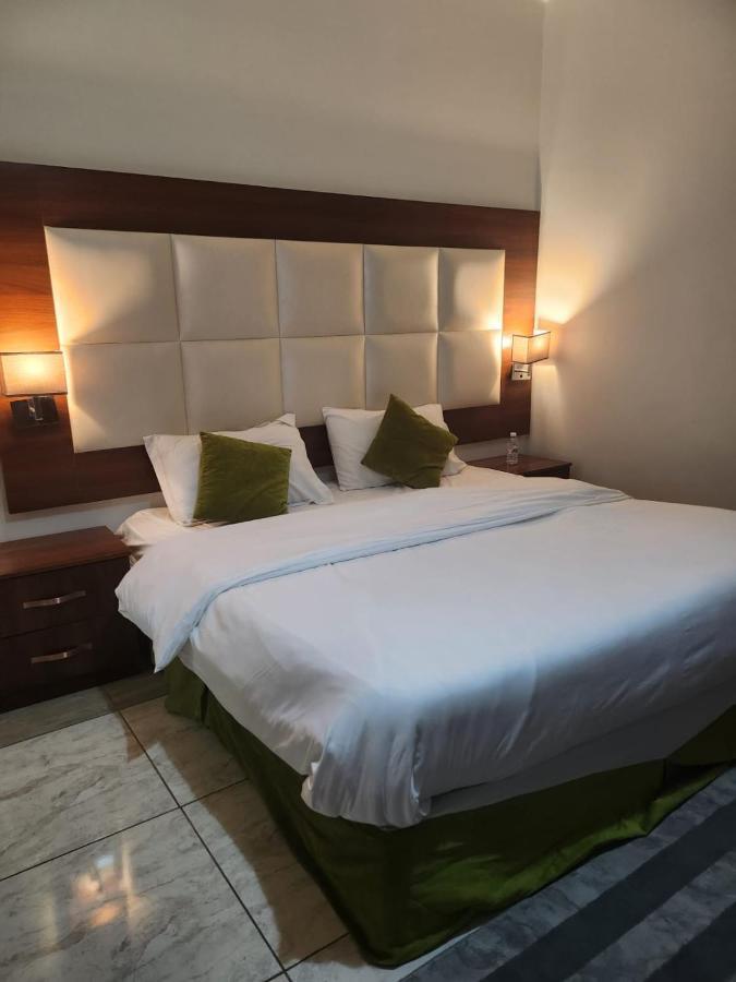 Apartment طرف الطريق